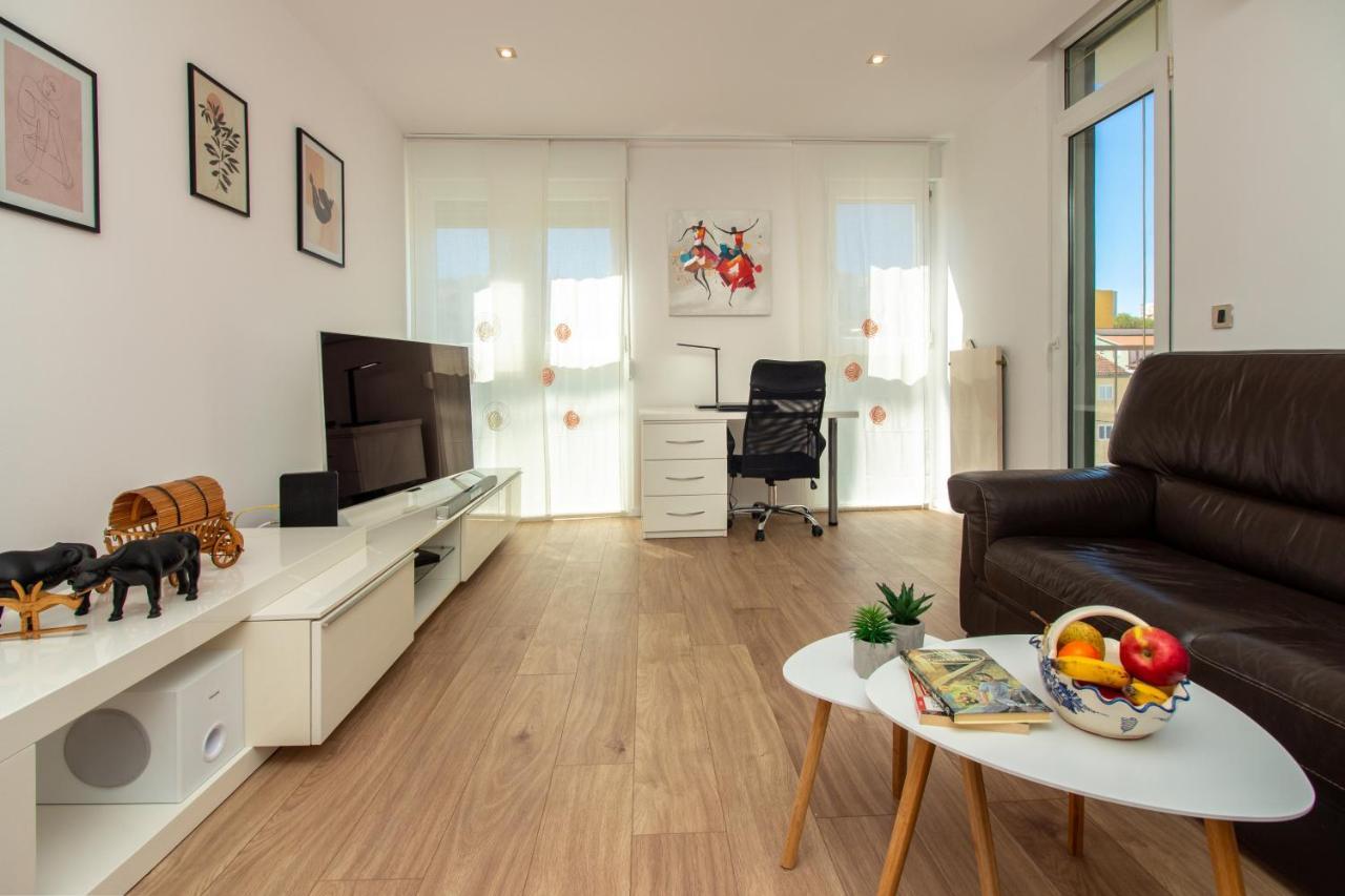 Bura2 , With Private Parking In The Garage Apartament